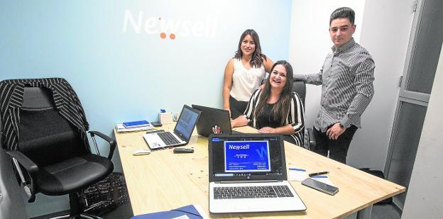 Tres jóvenes recién graduados crean una web con tiendas locales de ropa, calzado y complementos