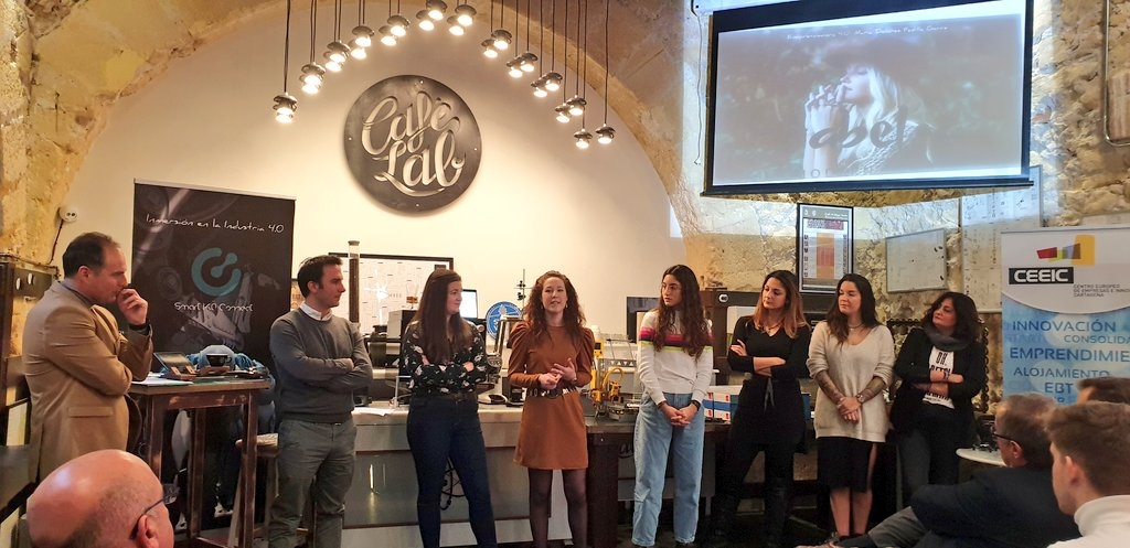 Dolores Padilla, alumna de Smart I4.0 Connect, innova con la «cocreación» de complementos a base de cristal, madera y lava volcánica