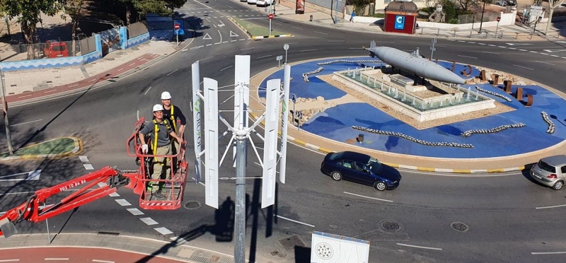 Crusol instala dos aerogeneradores en la UPCT, un sistema híbrido pionero a nivel nacional en ciudades
